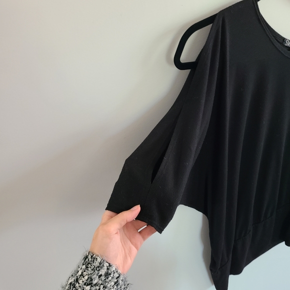 ✨️5 for $25✨️ Small Off The Shoulder 3/4 Sleeve Top - Picture 2 of 4